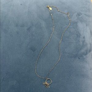 Chic Gold Necklace with Radiant Pendant